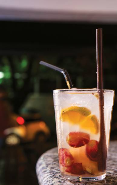 Caipirinha de limão-cravo, uva e cachaça paraibana Volúpia Caipirinha de limão-cravo, uva e cachaça paraibana Volúpia