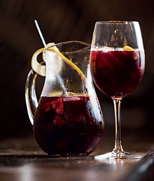 A caprichada jarra de sangria: serve quatro pessoas A caprichada jarra de sangria: serve quatro pessoas