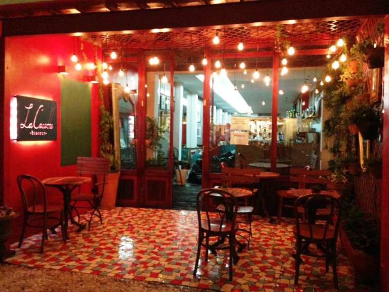 Fachada: aberta para a rua Fachada: aberta para a rua