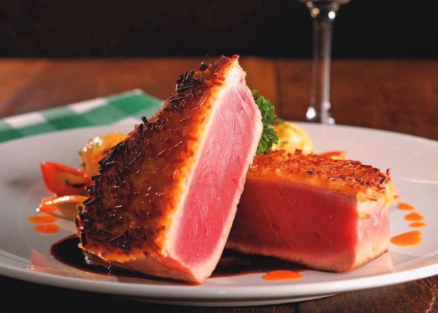 O agradável salão da cantina La Grassa e ao fundo, funciona o balcão de antepastos O agradável salão da cantina La Grassa e ao fundo, funciona o balcão de antepastos