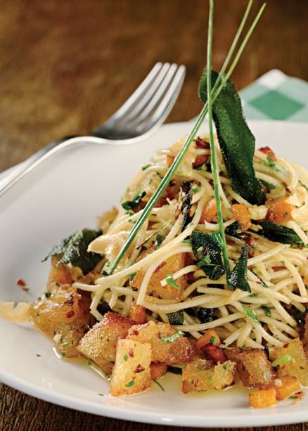 O espaguete na manteiga e sálvia O espaguete na manteiga e sálvia