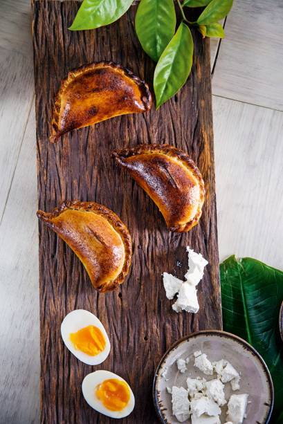 empanada: flocos de quinoa e azeite com recheio de taioba, ora-pro-nóbis, ricota e ovo caipira