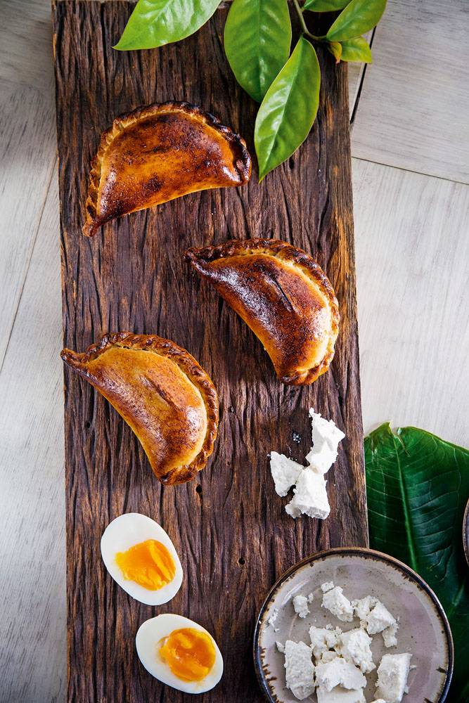 empanada: flocos de quinoa e azeite com recheio de taioba, ora-pro-nóbis, ricota e ovo caipira