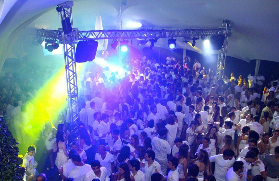 La Nuit Blanche: festa de música eletrônica com convidados de branco La Nuit Blanche: festa de música eletrônica com convidados de branco