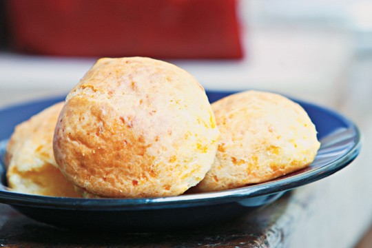 Pão de queijo: feito com queijo curado trazido da Serra da Canastra, em Minas Gerais Pão de queijo: feito com queijo curado trazido da Serra da Canastra, em Minas Gerais