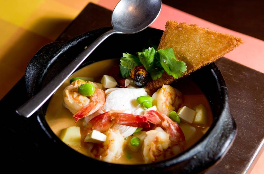 Chupe peruano com camarões, arroz, queijo fresco, favas verdes, ovo pochê e pão frito Chupe peruano com camarões, arroz, queijo fresco, favas verdes, ovo pochê e pão frito