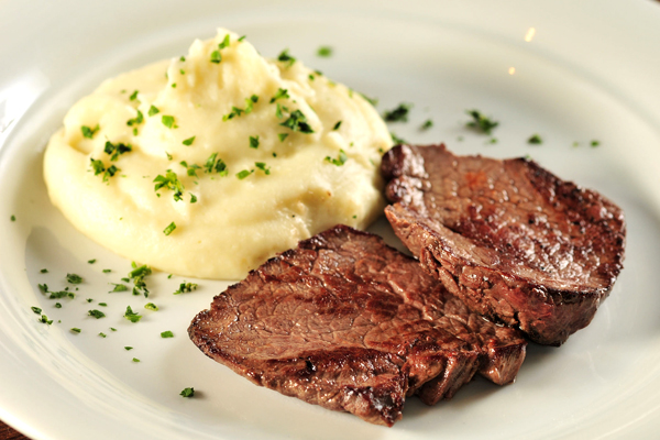 No cardápio infantil do La Pasta Gialla: escalope de filé-mignon com purê de batata