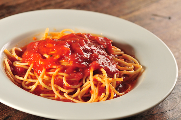No cardápio infantil do La Pasta Gialla: espaguete ao molho de tomate No cardápio infantil do La Pasta Gialla: espaguete ao molho de tomate