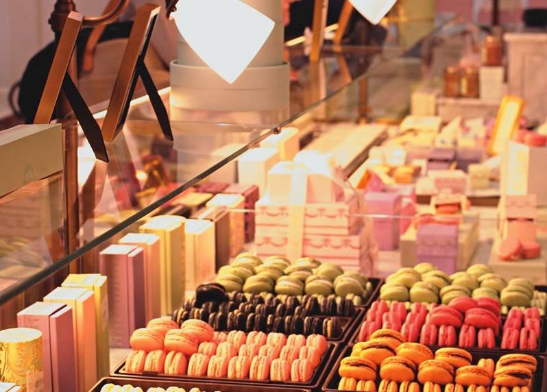 A colorida vitrine de macarons vindos da Europa A colorida vitrine de macarons vindos da Europa