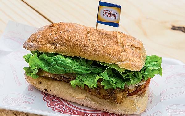 Vaca La Milaneza: alcatra empanada com queijo, tomate, mussarela e alface no pão ciabata. Vaca La Milaneza: alcatra empanada com queijo, tomate, mussarela e alface no pão ciabata.