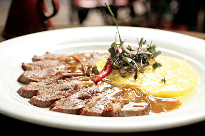Peito de pato malpassado ao molho de laranja com purê de mandioquinha Peito de pato malpassado ao molho de laranja com purê de mandioquinha