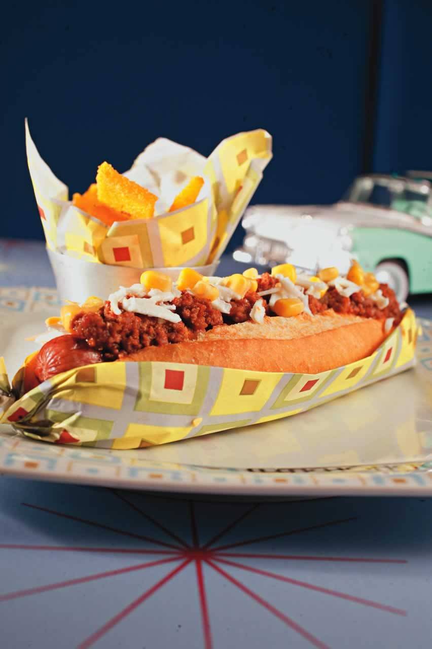 Na Lanchonete da Cidade, o hot-dog bidu traz a salsicha coberta por chili Na Lanchonete da Cidade, o hot-dog bidu traz a salsicha coberta por chili