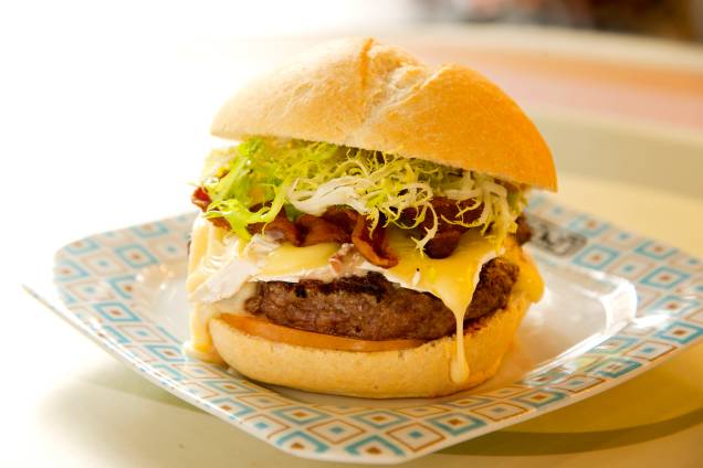 Leblon: composto de queijo camembert, bacon, tomate e alface frisée Leblon: composto de queijo camembert, bacon, tomate e alface frisée