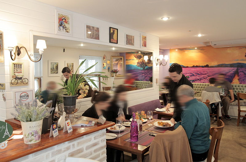 O pequeno salão de decoração charmosa e jeitão romântico O pequeno salão de decoração charmosa e jeitão romântico