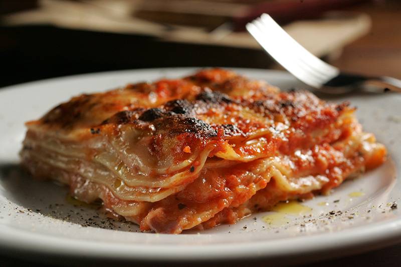 Lasanha mamadi: feita com presunto, queijos mussarela, parmesão e provolone, finas camadas de massa e molho de tomate Lasanha mamadi: feita com presunto, queijos mussarela, parmesão e provolone, finas camadas de massa e molho de tomate