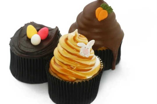 Cupcake Creamy Toffee leva massa com baunilha e pedaços de doce de leite, coberta por merengue marmorizado com doce de leite Cupcake Creamy Toffee leva massa com baunilha e pedaços de doce de leite, coberta por merengue marmorizado com doce de leite