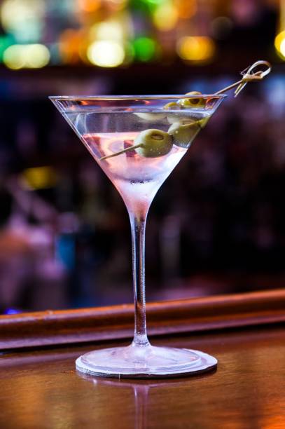 O clássico dirty martíni surge com três azeitonas recheadas de anchova e pimentão O clássico dirty martíni surge com três azeitonas recheadas de anchova e pimentão