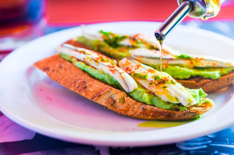 Tartines de abacate e manjubinha montadas na torrada Tartines de abacate e manjubinha montadas na torrada