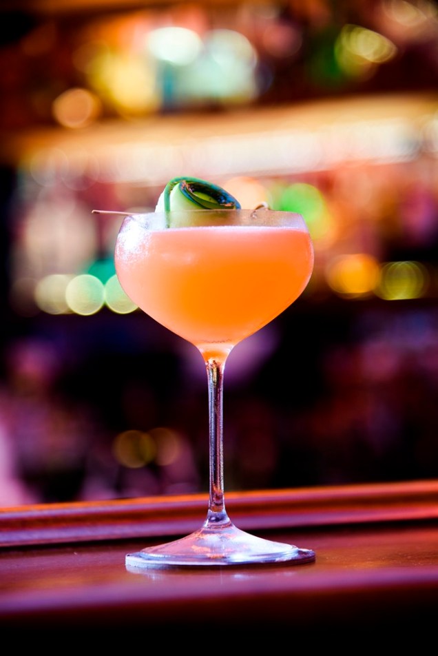 Chamado de billie holiday, o drinque combina tequila, vermute, Aperol, purê de pepino, licor de laranja e limão Chamado de billie holiday, o drinque combina tequila, vermute, Aperol, purê de pepino, licor de laranja e limão