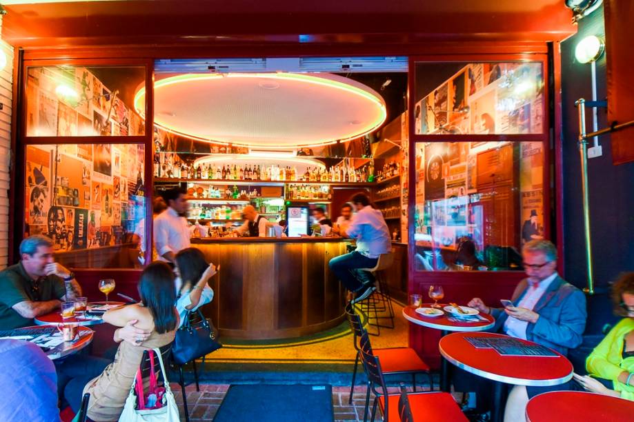 A casa tem apenas oito mesas, todas na calçada A casa tem apenas oito mesas, todas na calçada