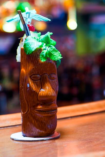 Hiper-refrescante, o tiki le petit equilibra rum, licor de anis, xarope de hibisco, laranja, abacaxi, limão e bitter de absinto Hiper-refrescante, o tiki le petit equilibra rum, licor de anis, xarope de hibisco, laranja, abacaxi, limão e bitter de absinto