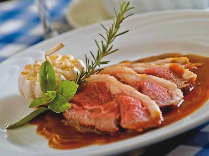 Codorna ao molho de cogumelo-de-paris e uva Codorna ao molho de cogumelo-de-paris e uva