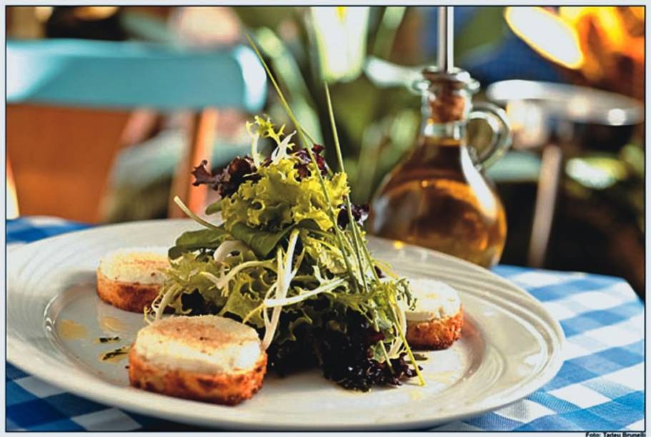 Salada de queijo de cabra, vinagrete de mel e nozes Salada de queijo de cabra, vinagrete de mel e nozes