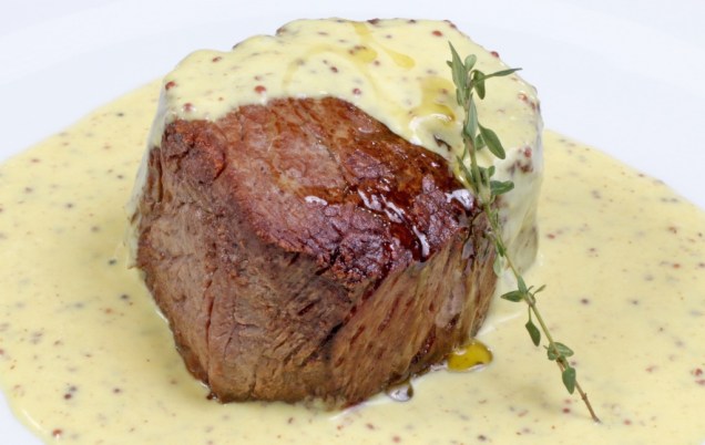 Steak de filé-mignon com molho de mostarda Steak de filé-mignon com molho de mostarda