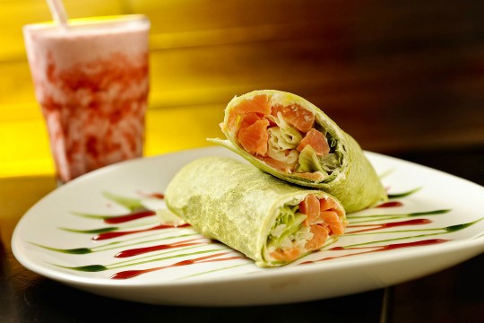 Sanduíche viking, do Wraps: leva salmão, cream cheese, alface americana, cebola e dill Sanduíche viking, do Wraps: leva salmão, cream cheese, alface americana, cebola e dill