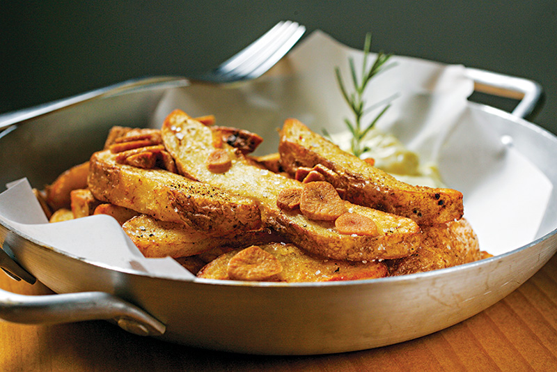 A boa porção de batata frita com casca: cozinha caprichada