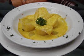 Conchiglione recheado com ricota e castanhas ao molho de açafrão, do Lilló Conchiglione recheado com ricota e castanhas ao molho de açafrão, do Lilló