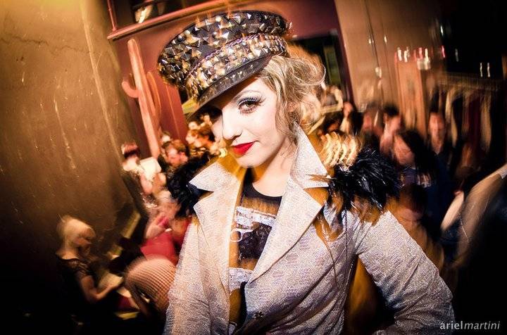 Lily Scott: DJ comanda noite de pop escrachado