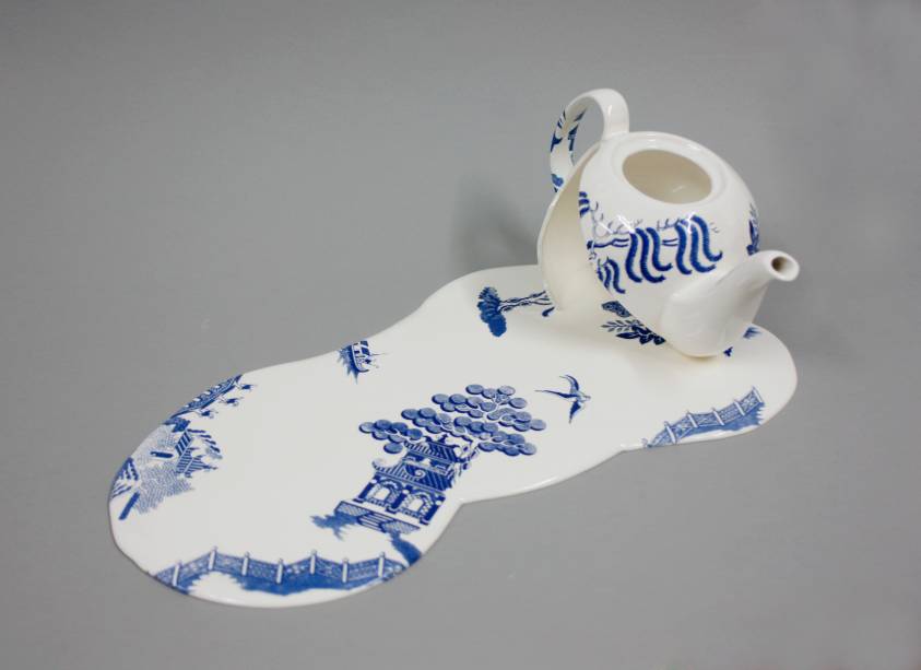 Livia Marin apropria-se de louças clássicas de cozinha e dá a eles um caminho imprevisto, o derretimento. Livia Marin apropria-se de louças clássicas de cozinha e dá a eles um caminho imprevisto, o derretimento.