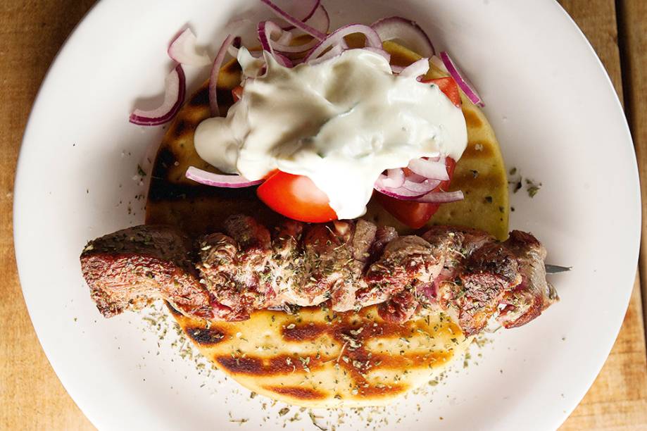 Espeto de cordeiro com tzatziki Espeto de cordeiro com tzatziki