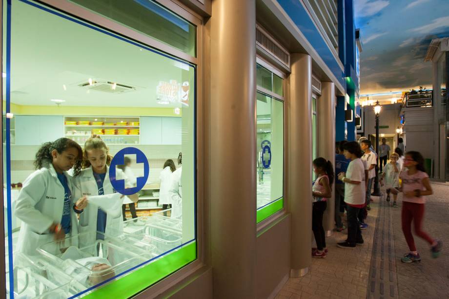 Bebês recebem cuidados na maternidade Bebês recebem cuidados na maternidade