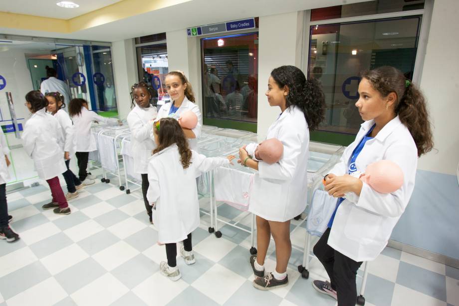 As garotas recebem instruções de como lidar com os bebês As garotas recebem instruções de como lidar com os bebês