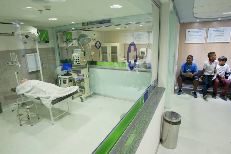 No hospital há também a simulação com um paciente adulto, que fará um transplante de fígado No hospital há também a simulação com um paciente adulto, que fará um transplante de fígado