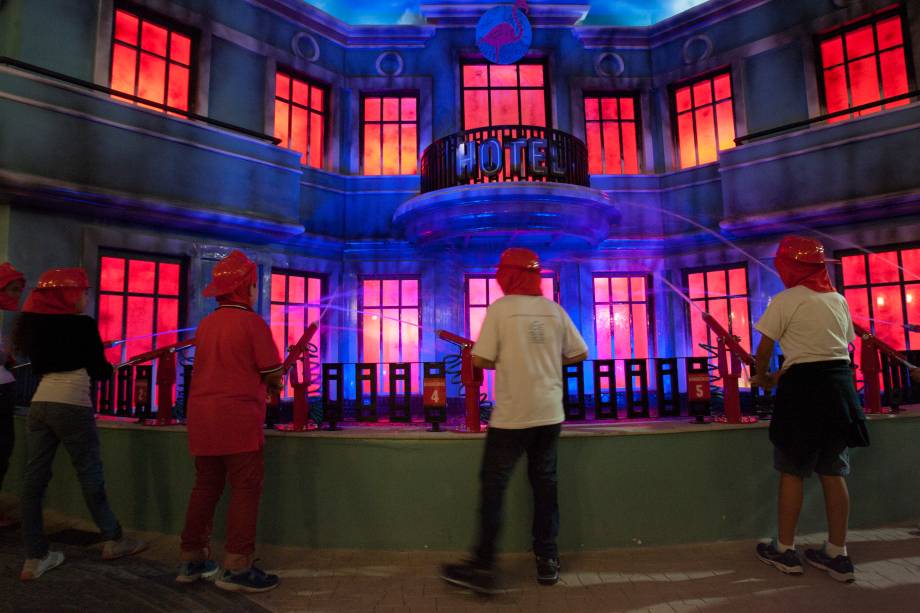 Garotada trabalha com capacetes Garotada trabalha com capacetes