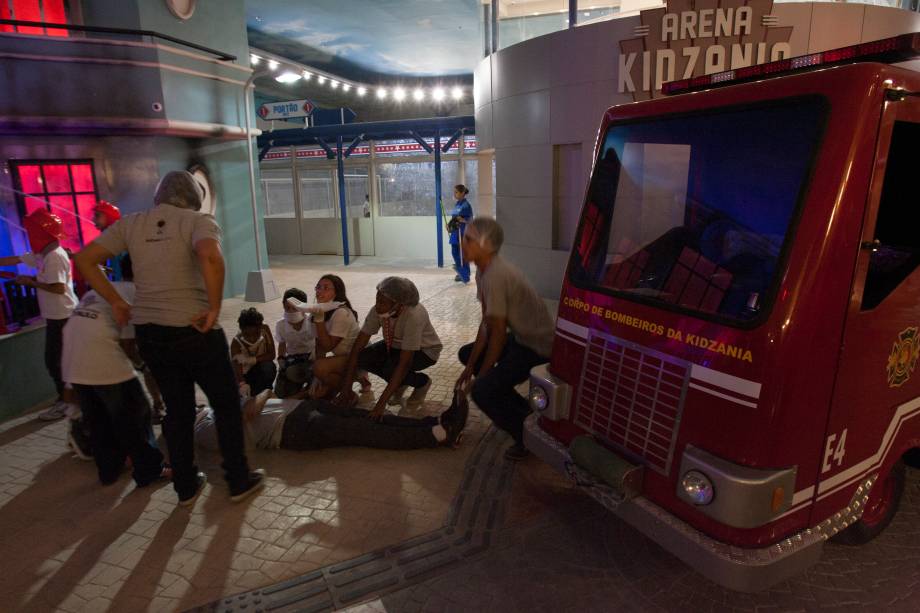 O público atende uma vítima da ocorrência O público atende uma vítima da ocorrência