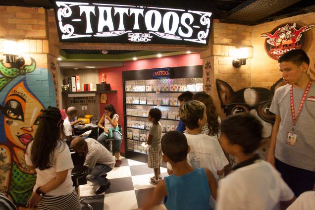 Um salão de tatuagem está entre as 52 atrações Um salão de tatuagem está entre as 52 atrações