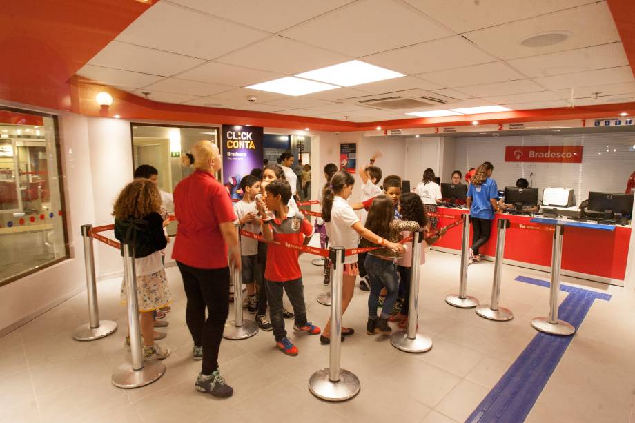 No banco, a garotada troca o cheque assim que chega No banco, a garotada troca o cheque assim que chega