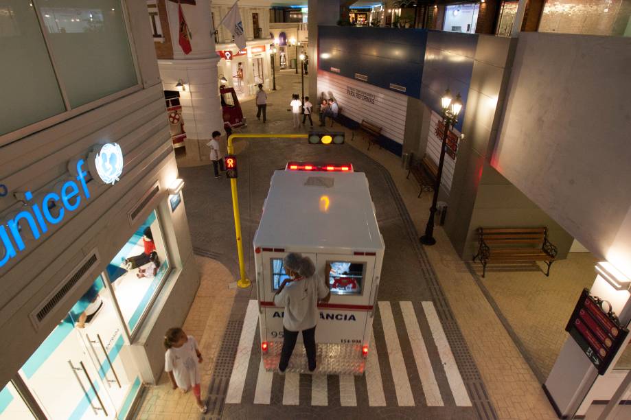 A ambulância para salvar os feridos A ambulância para salvar os feridos