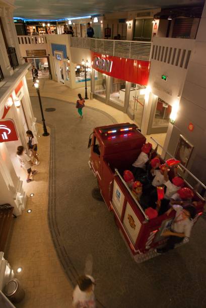 Minicaminhão de bombeiros leva as crianças até o incêndio Minicaminhão de bombeiros leva as crianças até o incêndio