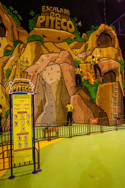 Parede tem 9 metros de altura Parede tem 9 metros de altura