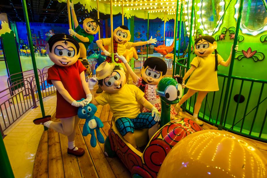 Personagens no carrossel Personagens no carrossel