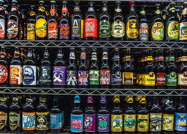 Uma das prateleiras da casa: garrafas de todo canto Uma das prateleiras da casa: garrafas de todo canto