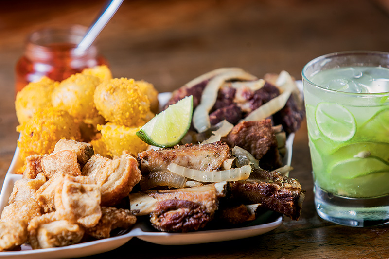 A porção mista: casa bem com a bebida A porção mista: casa bem com a bebida