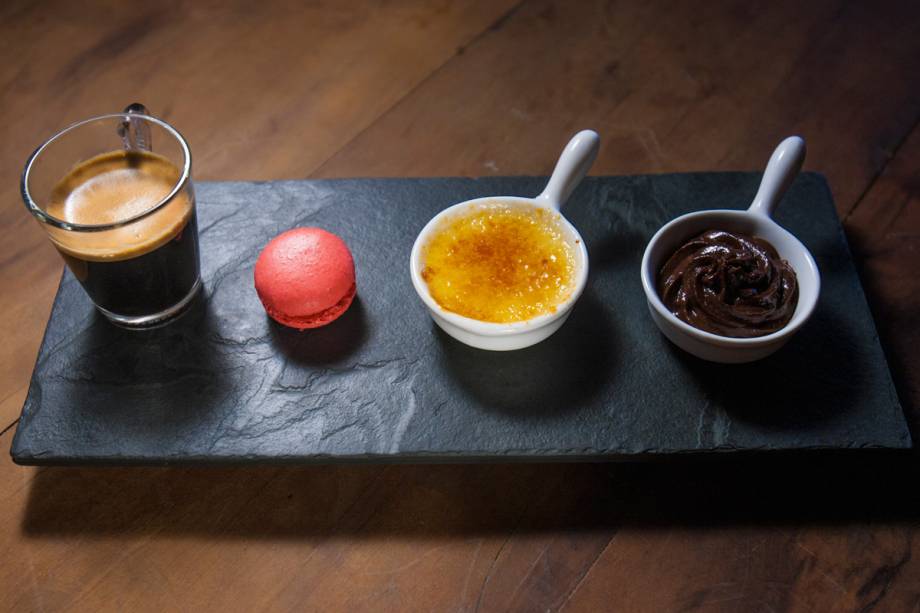 Café gourmand: expresso com macaron de frutas vermelhas, musse de chocolate e creme brûlé em tamanho míni Café gourmand: expresso com macaron de frutas vermelhas, musse de chocolate e creme brûlé em tamanho míni