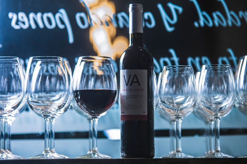 Serve opções de vinho em taça, caso do tinto Viña Aljibes 2009 Serve opções de vinho em taça, caso do tinto Viña Aljibes 2009