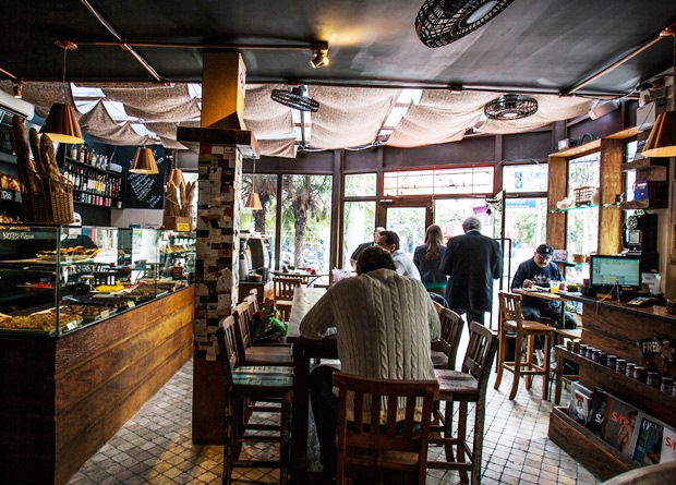 O minúsculo endereço tem o clima acolhedor das padocas de bairro O minúsculo endereço tem o clima acolhedor das padocas de bairro